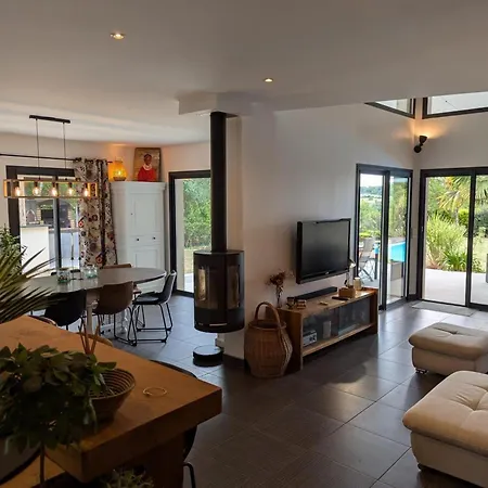 Maison Moderne Avec Piscine Privée, Terrasse Ensoleillée Et Parking - Fr-1-653-279 Soyaux
