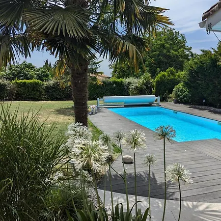 Maison Moderne Avec Piscine Privée, Terrasse Ensoleillée Et Parking - Fr-1-653-279 * Soyaux