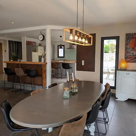 Maison Moderne Avec Piscine Privée, Terrasse Ensoleillée Et Parking - Fr-1-653-279 * Soyaux