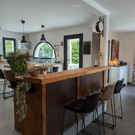 Maison Moderne Avec Piscine Privée, Terrasse Ensoleillée Et Parking - Fr-1-653-279