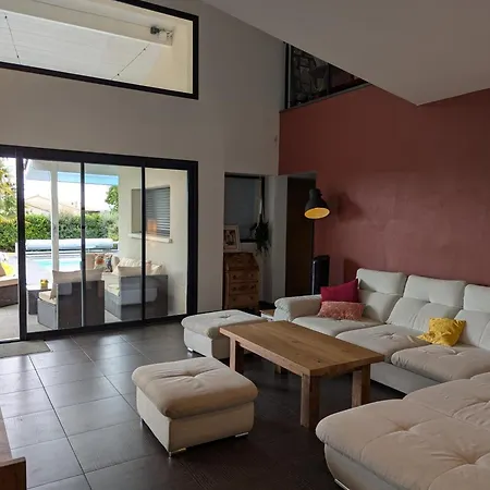 Maison Moderne Avec Piscine Privée, Terrasse Ensoleillée Et Parking - Fr-1-653-279 * Soyaux