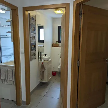 Maison Moderne Avec Piscine Privée, Terrasse Ensoleillée Et Parking - Fr-1-653-279 *